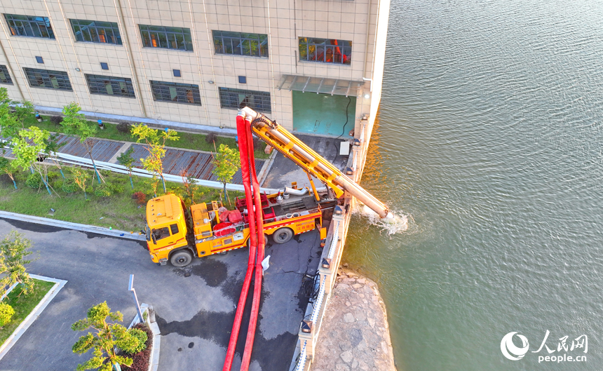 九江市彭泽县芳湖排涝泵站，“龙吸水”大型排水设备和移动排涝泵站在不间断排水。人民网 朱海鹏摄