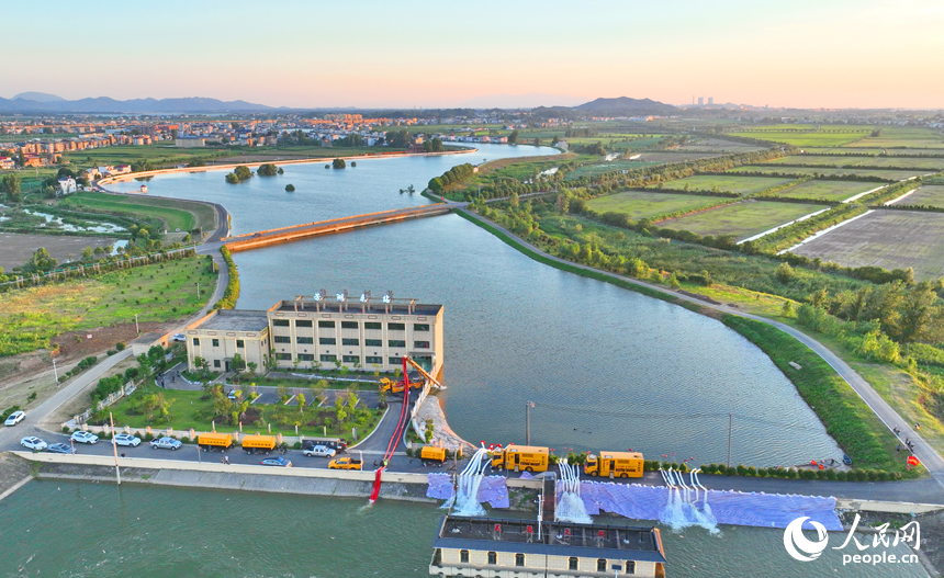 九江市彭澤縣芳湖排澇泵站，“龍吸水”大型排水設備和移動排澇泵站在不間斷排水。人民網 朱海鵬攝