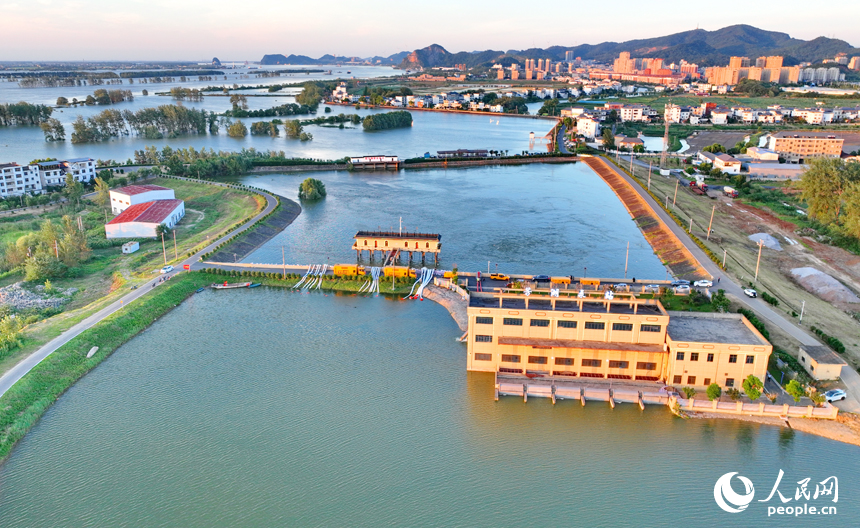 九江市彭澤縣芳湖排澇泵站，“龍吸水”大型排水設備和移動排澇泵站在不間斷排水。人民網 朱海鵬攝