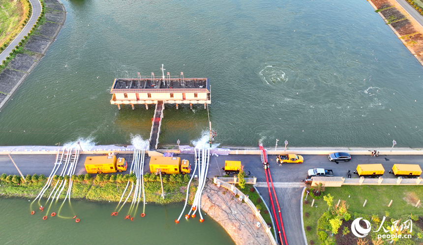 九江市彭澤縣芳湖排澇泵站，“龍吸水”大型排水設備和移動排澇泵站在不間斷排水。人民網 朱海鵬攝