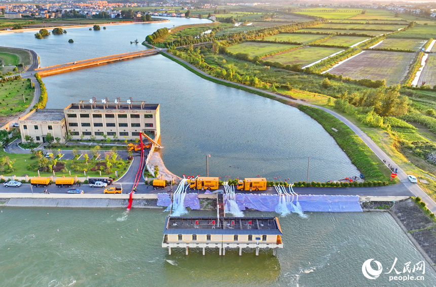 九江市彭澤縣芳湖排澇泵站，“龍吸水”大型排水設備和移動排澇泵站在不間斷排水。人民網 朱海鵬攝