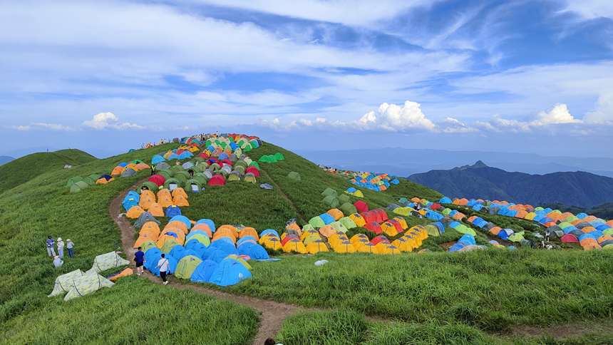 歷屆武功山國際帳篷節現場。武功山管委會供圖