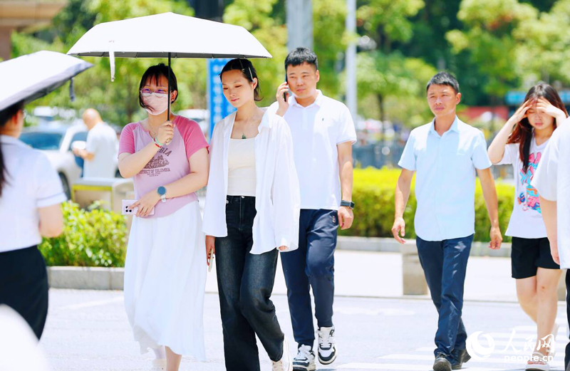 連日來，南昌晴熱高溫。圖為在烈日下出行的市民。人民網記者 時雨攝