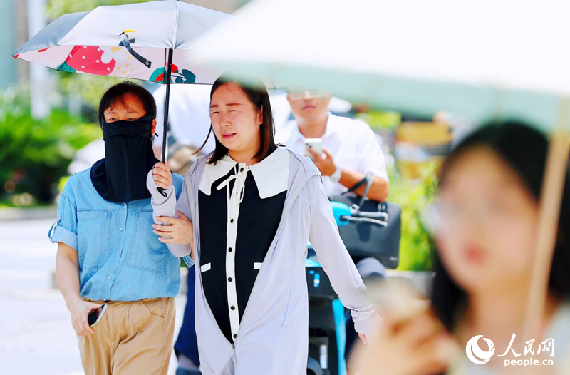 連日來，南昌晴熱高溫。圖為在烈日下出行的市民。人民網記者 時雨攝