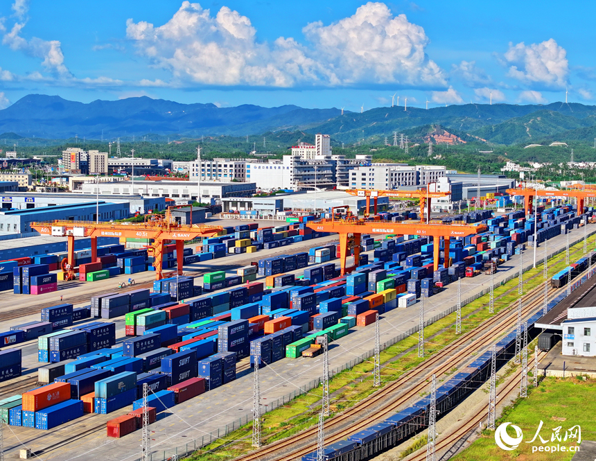 赣州国际陆港货场，货物整齐排列，这些货物将通过铁海联运直达海外市场。人民网 朱海鹏摄