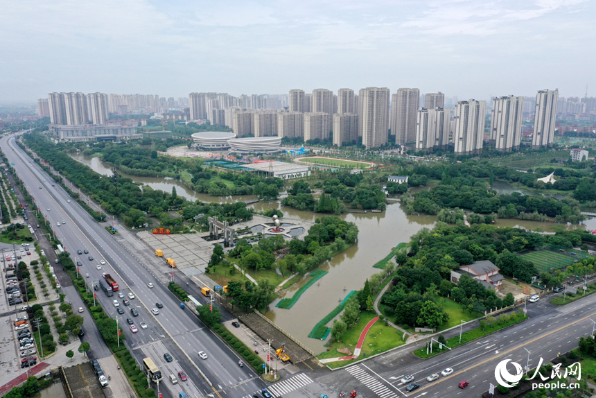 航拍鏡頭下的江西省豐城市玉龍河濕地公園，樹木蔥蘢，水系相連。人民網記者 時雨攝