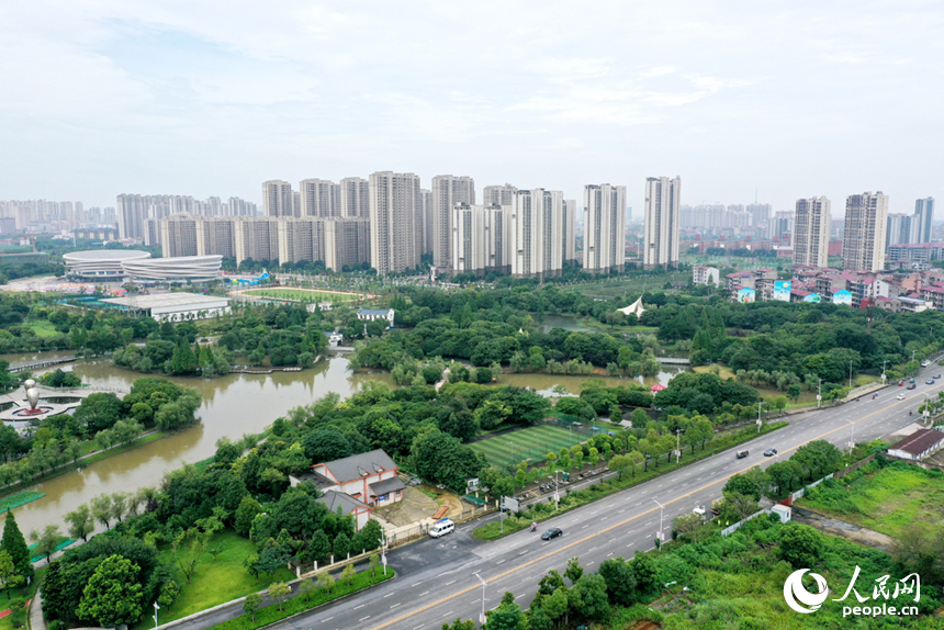 航拍镜头下的江西省丰城市玉龙河湿地公园，树木葱茏，水系相连。人民网记者 时雨摄