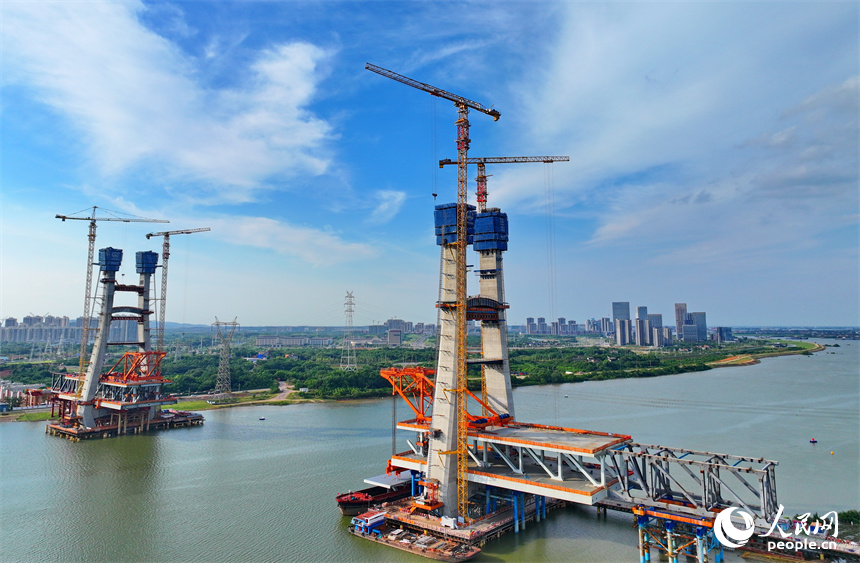 昌九高鐵南昌揚子洲贛江公鐵大橋建設現場，工人正在加緊推進西支主橋主塔和連續梁施工作業。人民網 朱海鵬攝