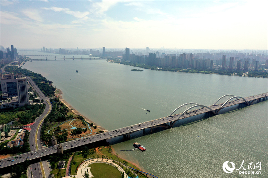 连接红谷滩区和南昌县的生米大桥上车水马龙。人民网记者 时雨摄