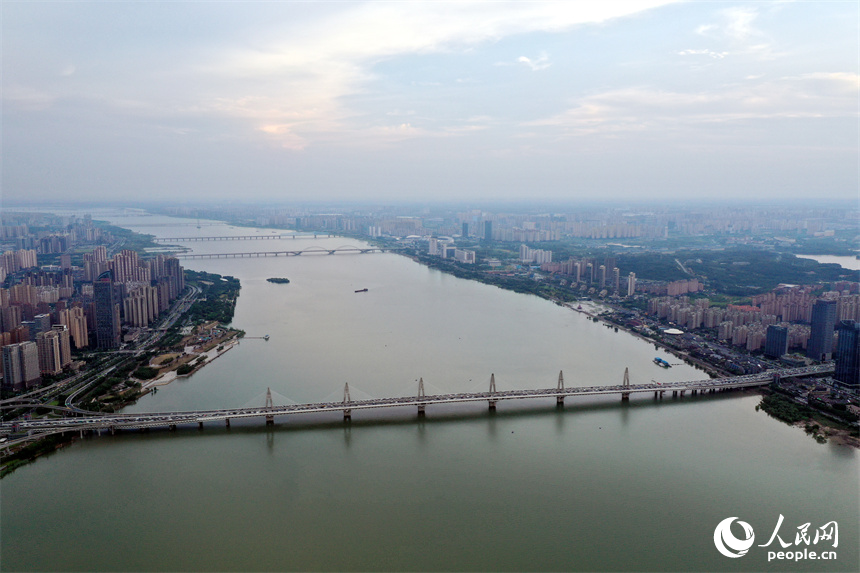 橫跨贛江的朝陽大橋。人民網記者 時雨攝