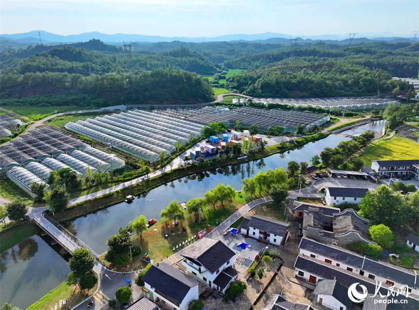 撫州市廣昌縣旴江鎮彭田村溪畔彭田鄉村旅游點，各式各樣的游玩項目吸引了不少游客前來體驗。人民網 朱海鵬攝