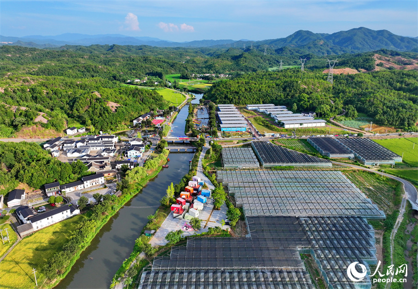 撫州市廣昌縣旴江鎮彭田村溪畔彭田鄉村旅游點，各式各樣的游玩項目吸引了不少游客前來體驗。人民網 朱海鵬攝