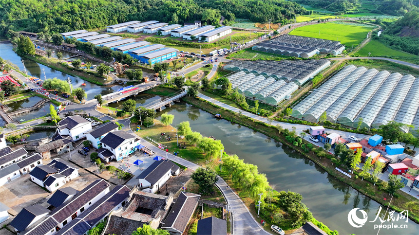 抚州市广昌县旴江镇彭田村溪畔彭田乡村旅游点，各式各样的游玩项目吸引了不少游客前来体验。人民网 朱海鹏摄