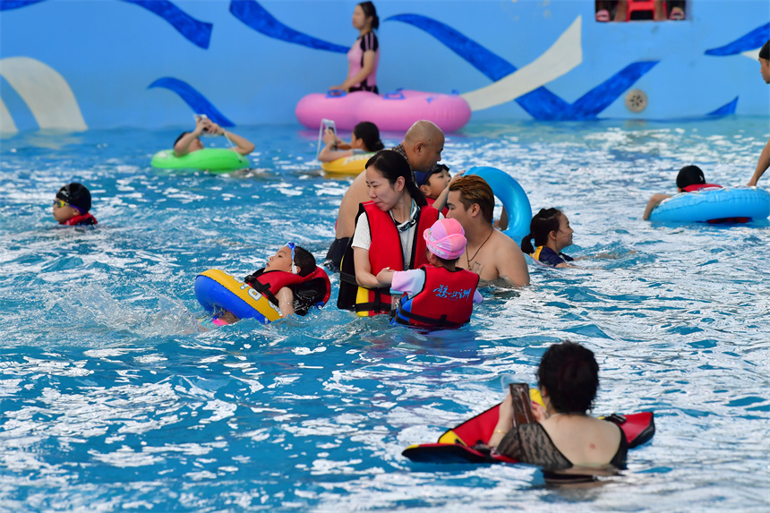 “三伏天”里，游客们在婺女洲四季水乐园享受夏日清凉。人民网记者 时雨摄