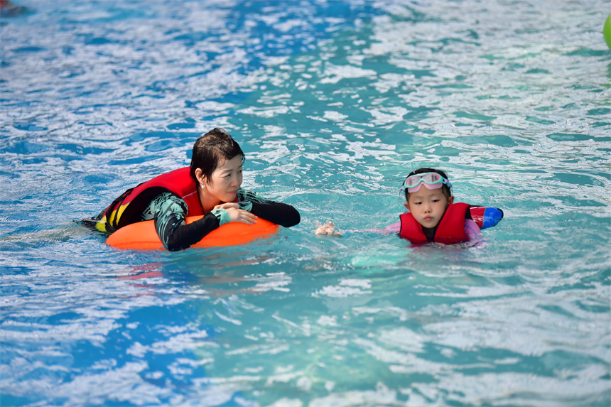 “三伏天”里，游客们在婺女洲四季水乐园享受夏日清凉。人民网记者 时雨摄