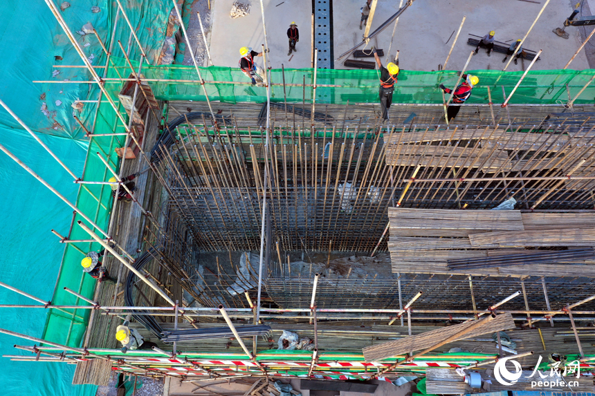 康山蓄滯洪區安全建設工程現場，施工人員正頂烈日、冒高溫進行分洪閘的施工。人民網記者 時雨攝