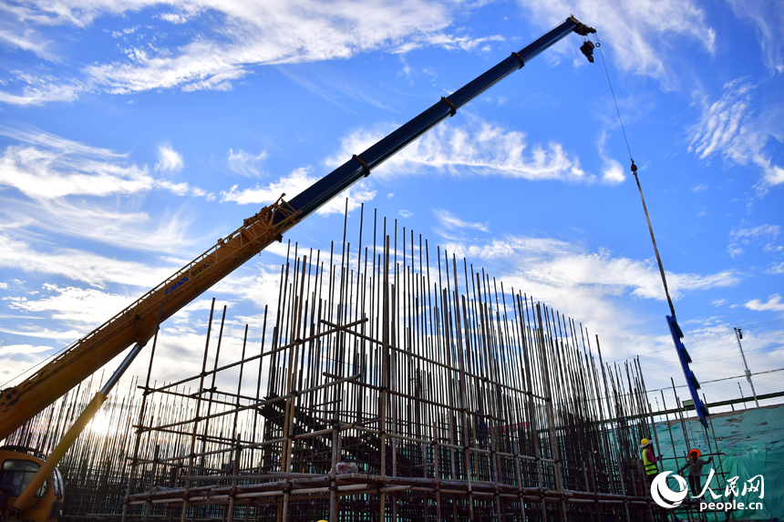 康山蓄滯洪區安全建設工程現場，施工人員正頂烈日、冒高溫進行分洪閘的施工。人民網記者 時雨攝