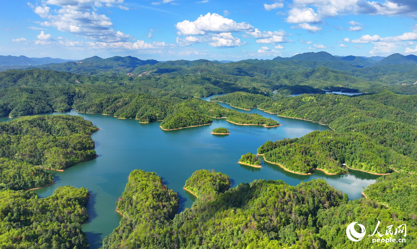 贛州市會昌縣石壁坑水庫波光粼粼，藍天白雲與澄淨湖水交相輝映，構成一幅綠色生態山水畫卷。人民網 朱海鵬攝