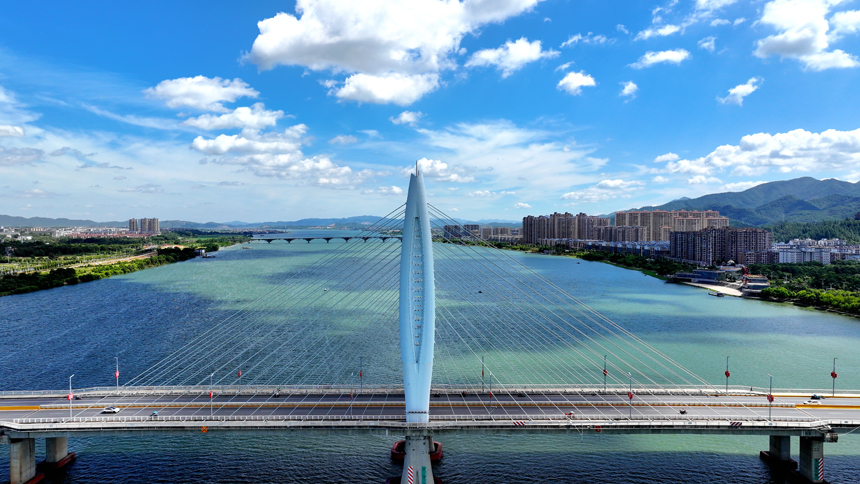 吉安市吉水縣縣城贛江兩岸，藍天白雲下，水清岸綠，美如畫卷。廖敏攝