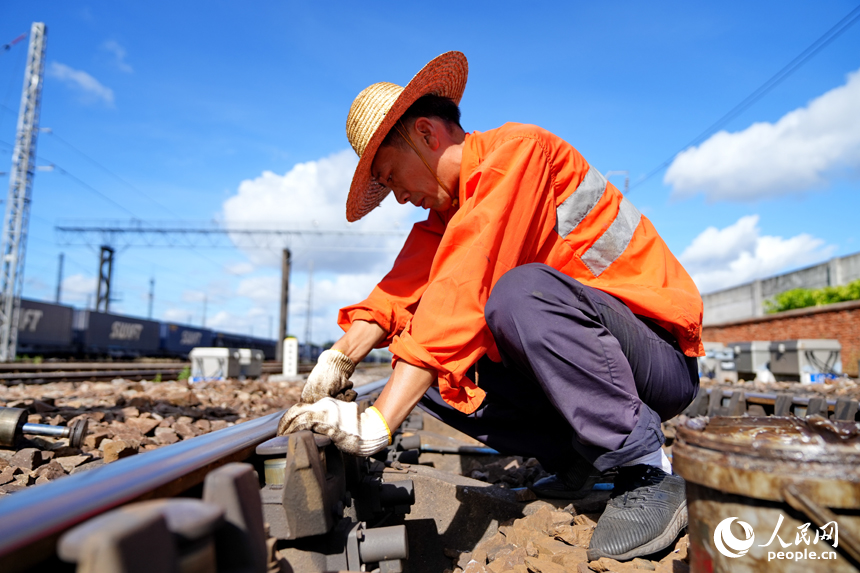 贛州市贛州東站，鐵路工人冒著高溫在進行軌道減速頂檢修和調車作業。人民網 朱海鵬攝