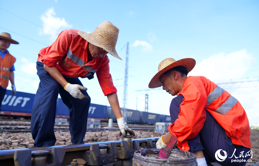 贛州市贛州東站，鐵路工人冒著高溫在進行軌道減速頂檢修和調車作業。人民網 朱海鵬攝