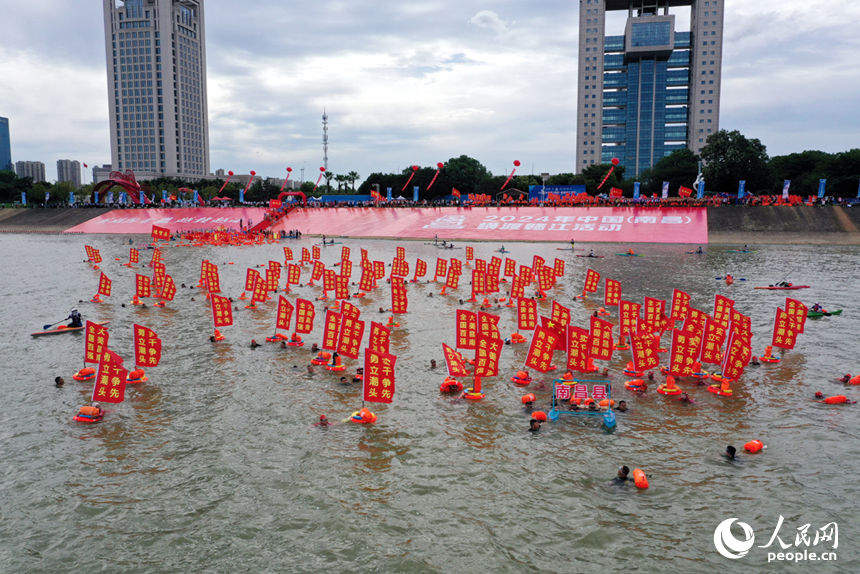 赣江中各代表队的游泳方阵。人民网记者 时雨摄