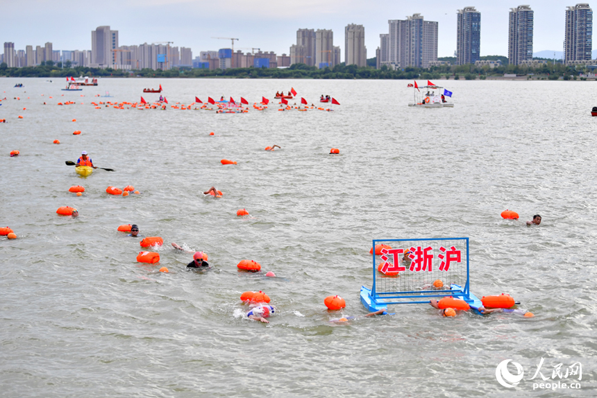 贛江中各代表隊的游泳方陣。人民網記者 時雨攝