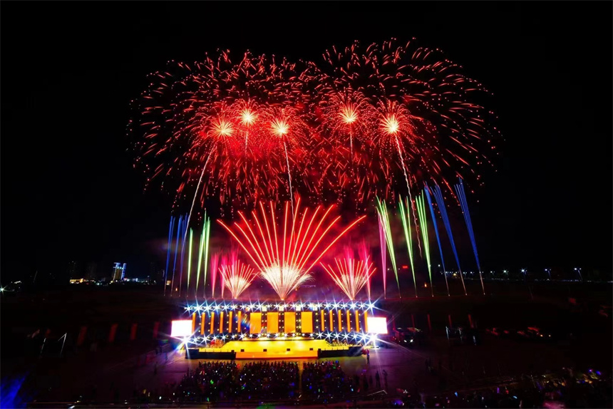 多彩烟花在夜空闪耀。柳戈摄