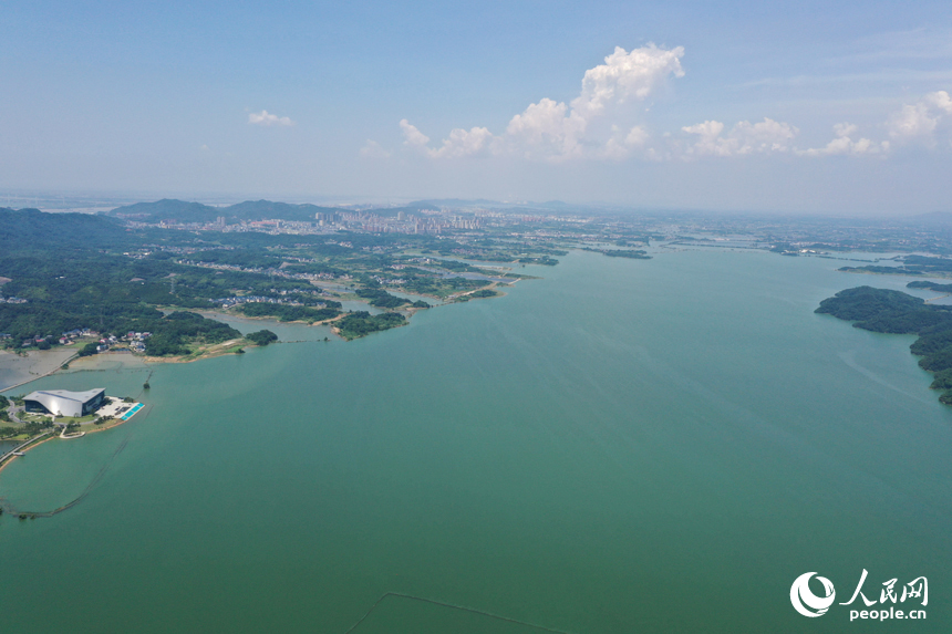 航拍镜头下的江西省湖口县“中国·江豚湾”。人民网记者 时雨摄