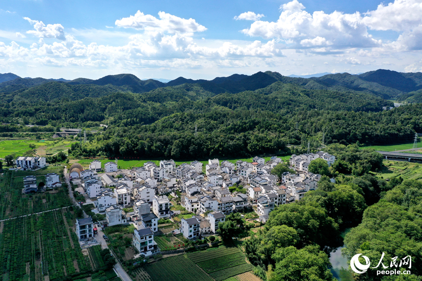 石門自然村在藍天白雲映襯下如畫卷般展現在人們面前。人民網記者 時雨攝