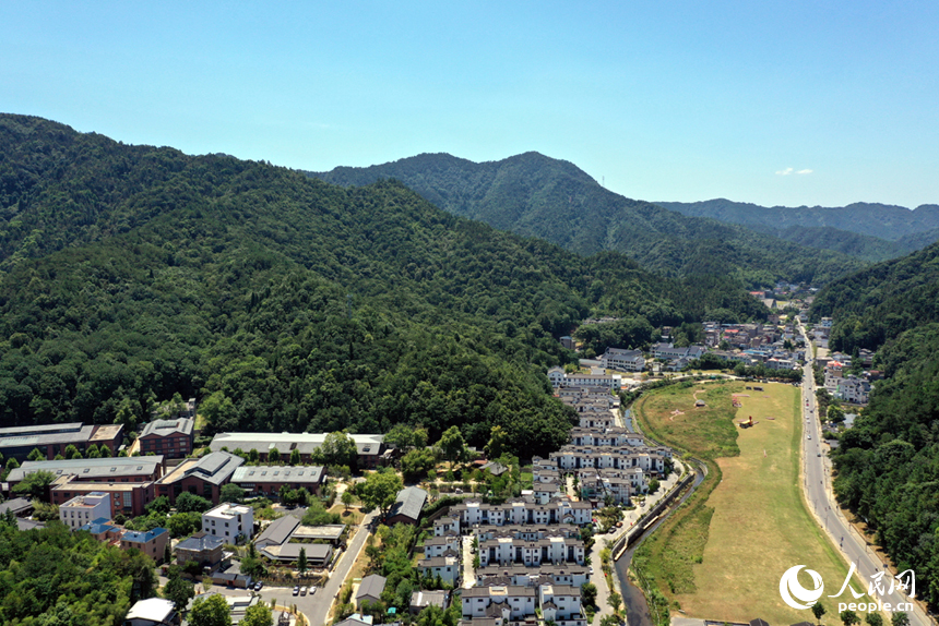 航拍镜头下的景德镇三宝村，村落在绿谷间延伸，因此被称之为“瓷谷”。人民网记者 时雨摄