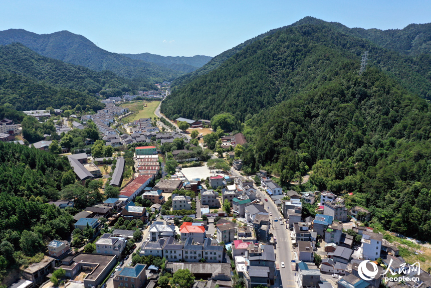 航拍鏡頭下的景德鎮三寶村，村落在綠谷間延伸，因此被稱之為“瓷谷”。人民網記者 時雨攝