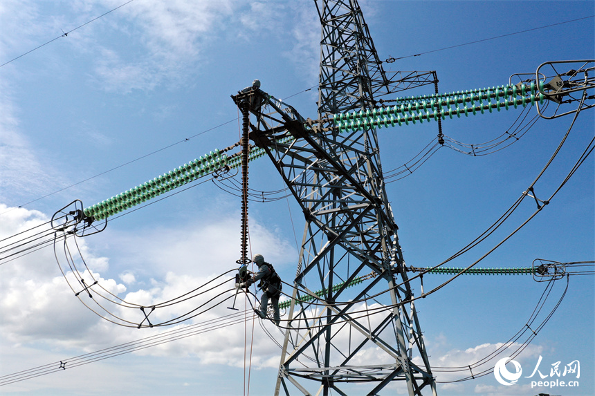 電網檢修工正在進行缺陷消除帶電作業。人民網記者 時雨攝