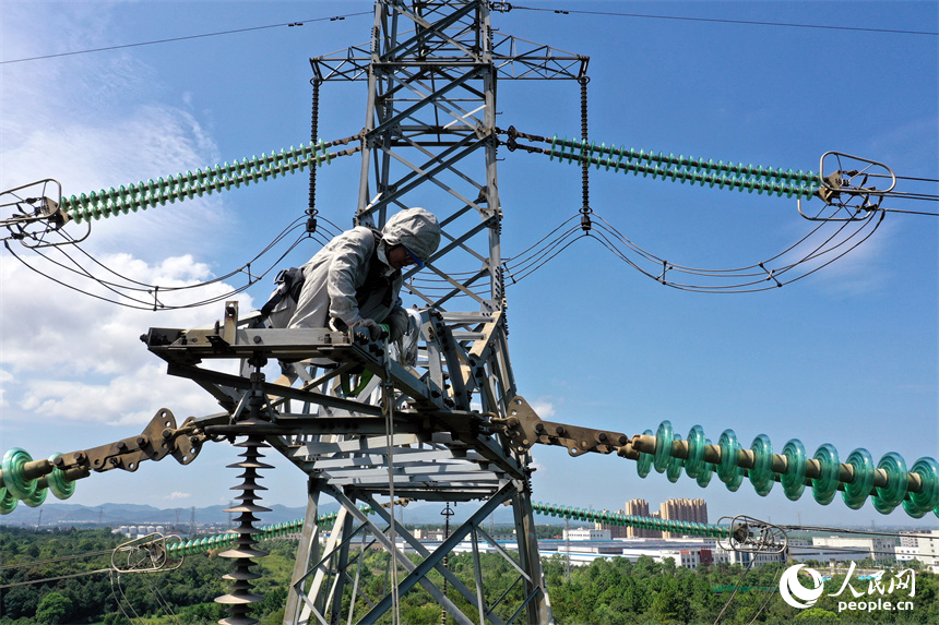 電網檢修工正在進行缺陷消除帶電作業。人民網記者 時雨攝