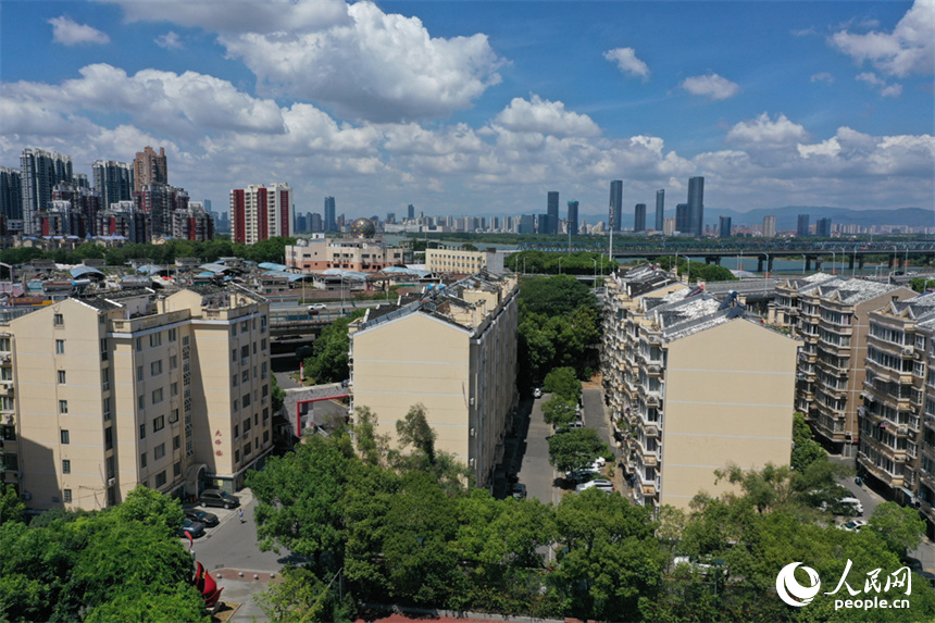 航拍镜头下的南昌市东湖区光明社区。人民网记者 时雨摄