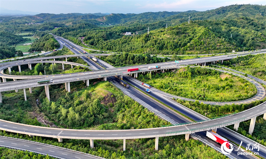 撫州市廣昌縣廣昌樞紐，廣吉高速與濟廣高速交匯，車輛往來穿行，繁忙有序。人民網 朱海鵬攝