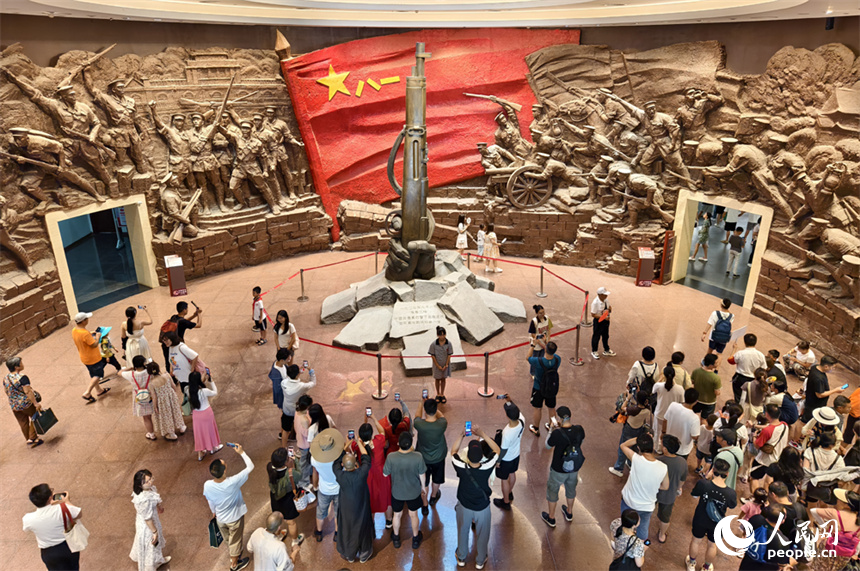 游客们在八一起义纪念馆参观。人民网记者 时雨摄