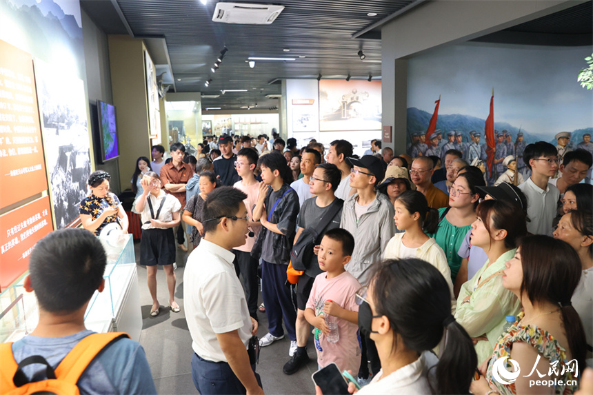 游客們在八一起義紀念館參觀。人民網記者 時雨攝