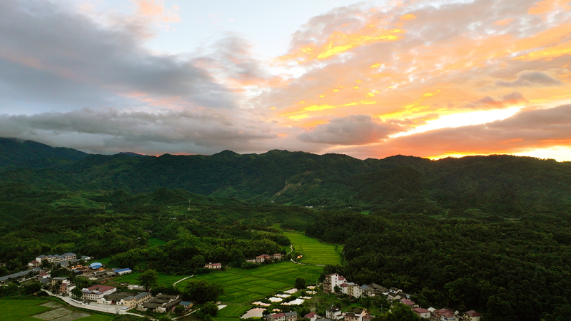 航拍江西省宜丰县黄垦镇、天宝乡交界处，朝霞映衬的山峦、村庄如梦如幻，宛如仙境。何贱来摄