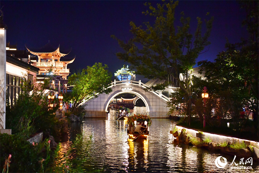 游客们在游船上消暑纳凉，观赏迷人夜景。人民网记者 时雨摄