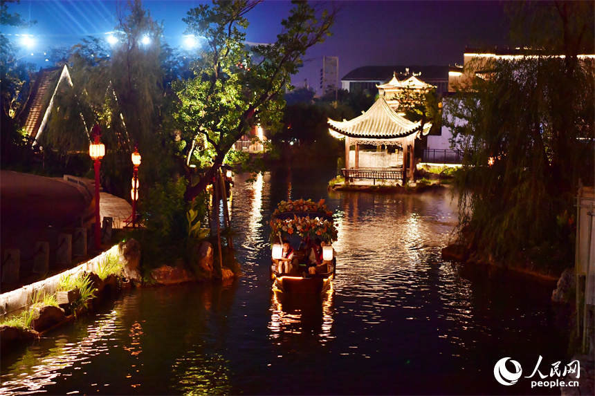 游客們在游船上消暑納涼，觀賞迷人夜景。人民網記者 時雨攝