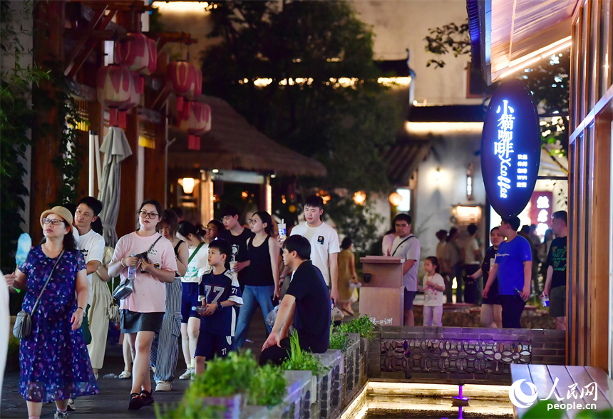 游客们在小镇古街信步闲游，赏景购物。人民网记者 时雨摄