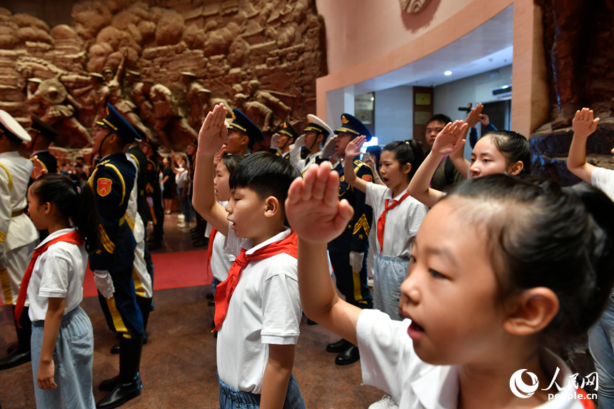 学生们向参加南昌起义的先烈们敬礼。人民网记者 时雨摄