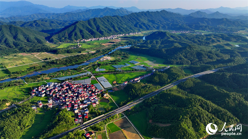 德兴市张村乡店前村一带，农房、田园、河流在巍峨群山的掩映下美如画卷，风景怡人。人民网 朱海鹏摄