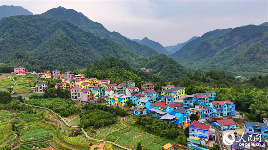 德興市大茅山鎮黃竹山村，五顏六色的外牆涂裝扮靚整個鄉村。人民網 朱海鵬攝