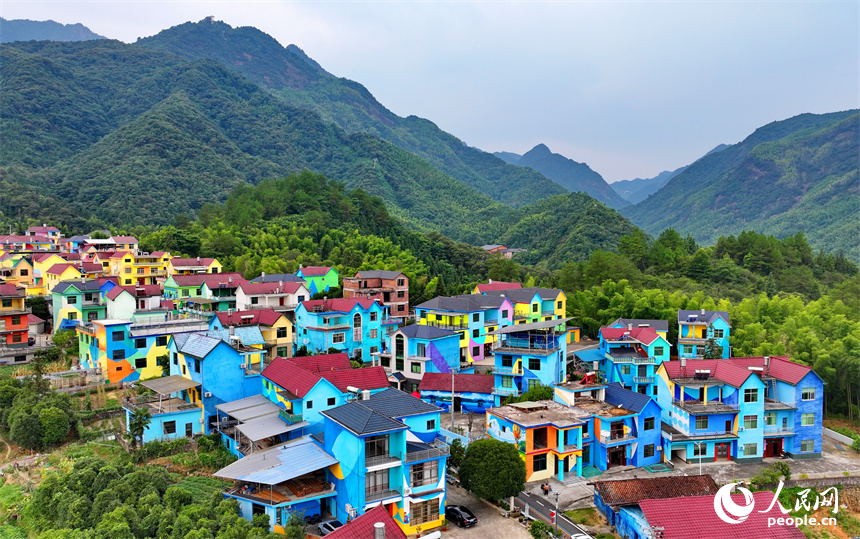 德兴市大茅山镇黄竹山村，五颜六色的外墙涂装扮靓整个乡村。人民网 朱海鹏摄