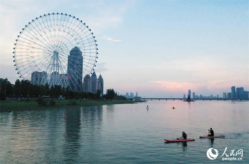 在贛江紅谷灘水域，水上運動愛好者們劃著槳板享受著水上運動帶來的樂趣。人民網記者 時雨攝