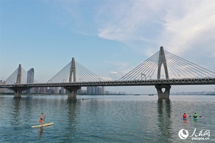 在贛江紅谷灘水域，水上運動愛好者們劃著槳板享受著水上運動帶來的樂趣。人民網記者 時雨攝