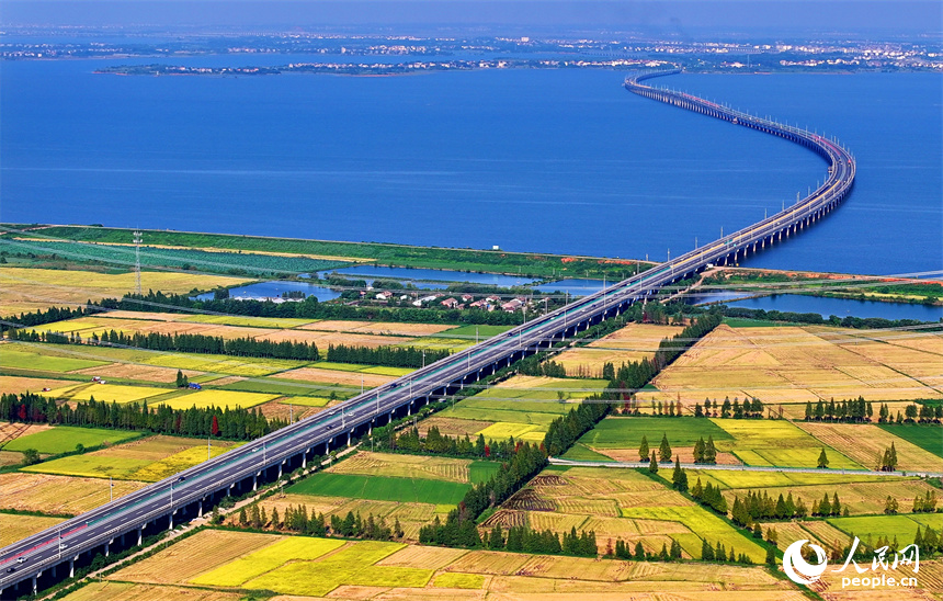 南昌市南昌縣涇口鄉，杭長高速公路上的車輛穿村而過，沿途田園廣袤、碧波萬頃，美景如畫。人民網 朱海鵬攝