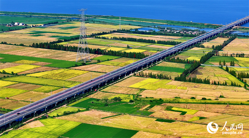 南昌市南昌縣涇口鄉，杭長高速公路上的車輛穿村而過，沿途田園廣袤、碧波萬頃，美景如畫。人民網 朱海鵬攝